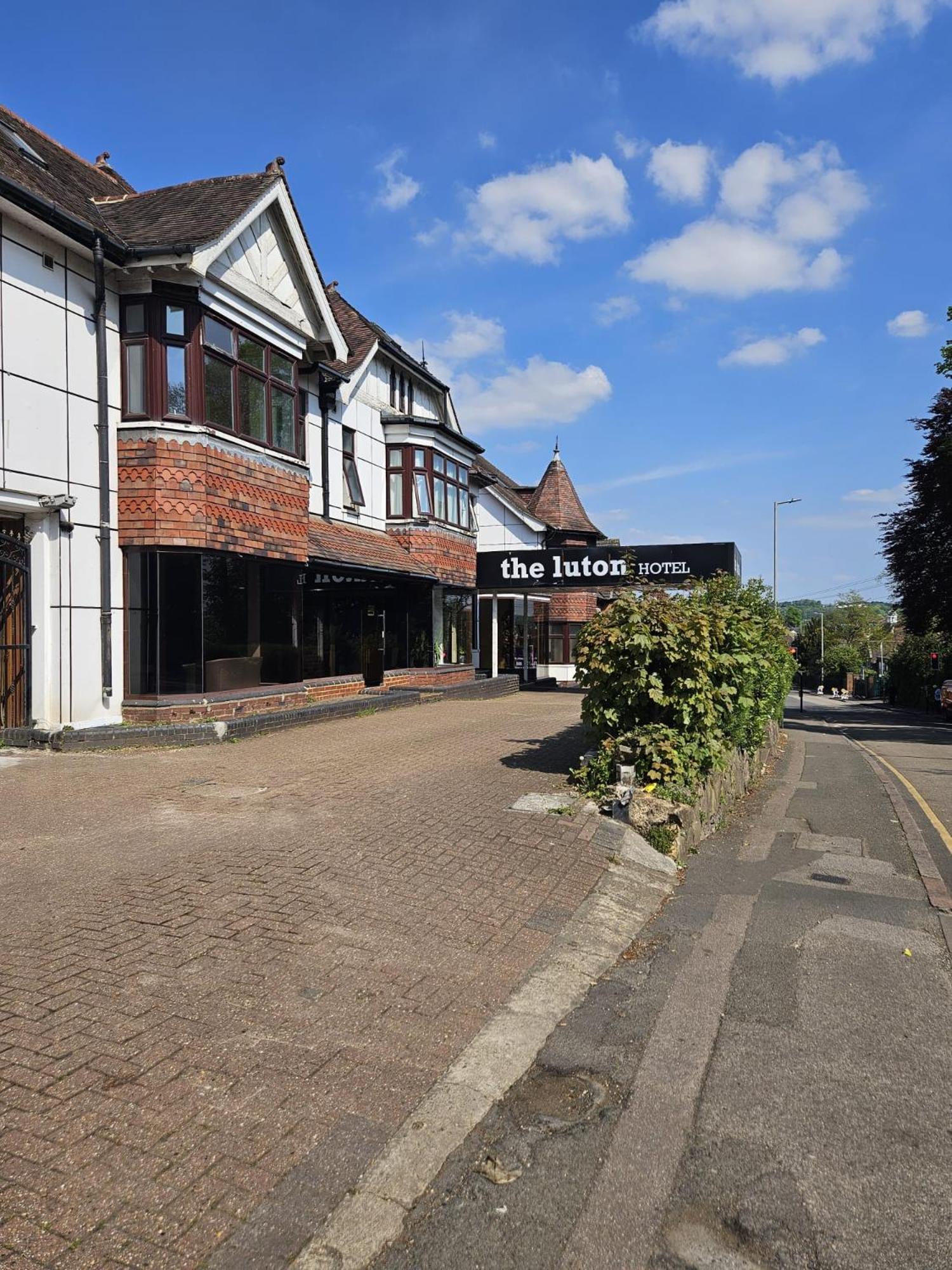 The Luton Hotel Exterior foto