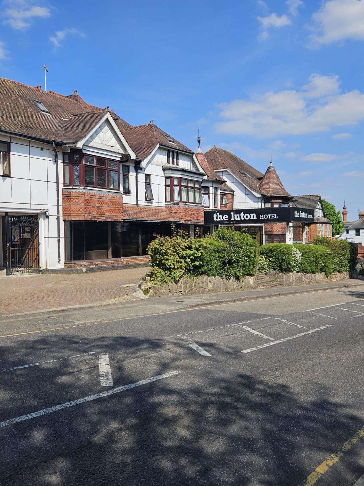 The Luton Hotel Exterior foto