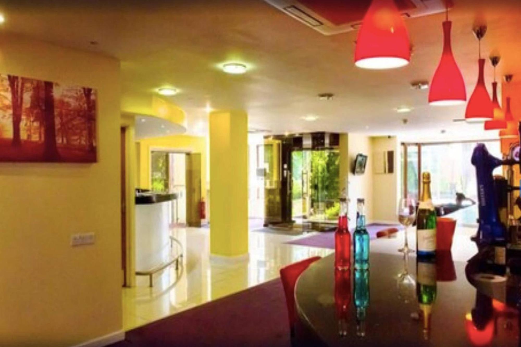 The Luton Hotel Exterior foto